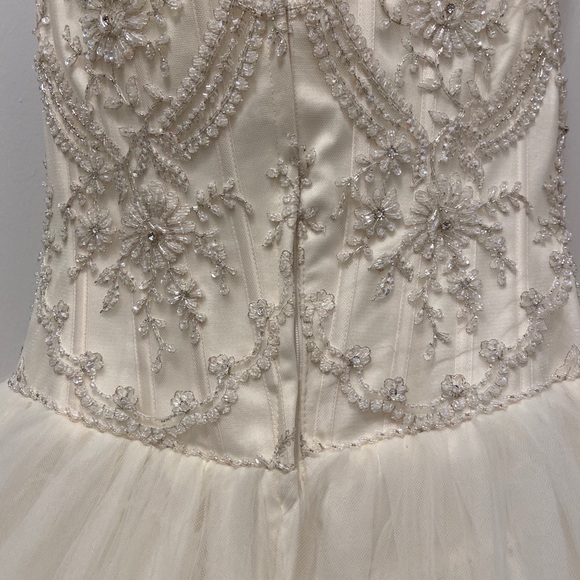 Wedding gown (pre-owned) - Picture 3 of 11